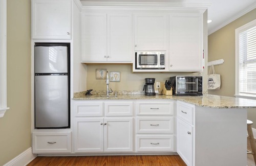 Pass Christian Cottage | Steps from the Sand! Walk to Park/TennisCourts/SplashPad/Restaurants/Marina.