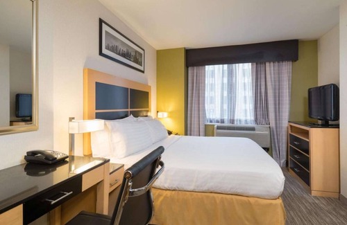 Financial District Hotel | Steps from Wall Street | Free Breakfast. Gym