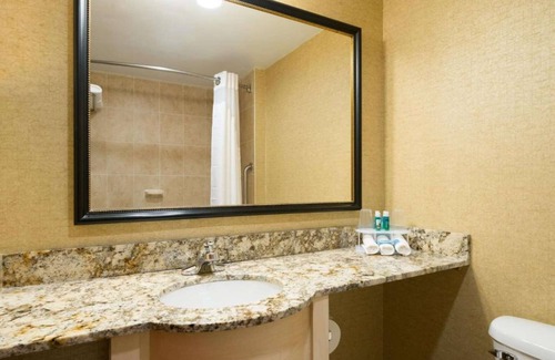 Financial District Hotel | Steps from Wall Street | Free Breakfast. Gym