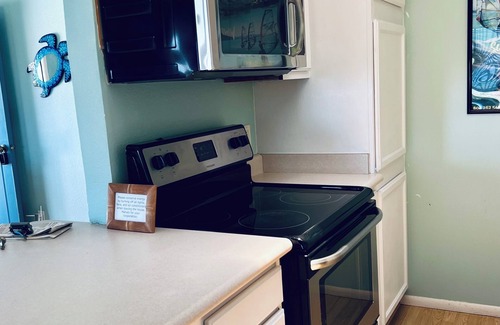 Enchanted Lake House | Steps to 2B/2B, full Kitchen, A/C, fixed rate 30-day lease, short term available