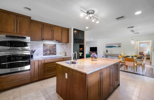 Singer Island House | Steps to beach! Luxe stay/Chef's kitchen & Lanai
