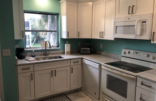 Englewood House | STEPS TO BEACH & STEPS TO BAY & TO WATCH DOLPHINS! 3 MIN WALK TO RESTAURANTS