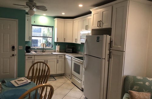 Englewood House | STEPS TO BEACH & STEPS TO BAY & TO WATCH DOLPHINS! 3 MIN WALK TO RESTAURANTS