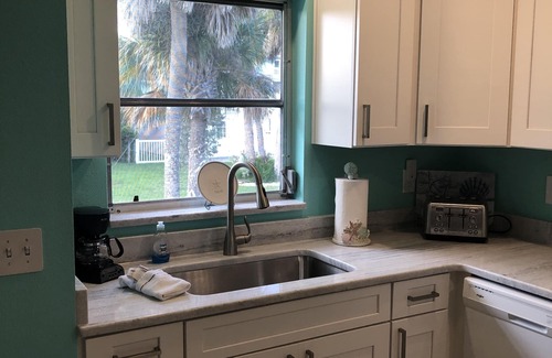 Englewood House | STEPS TO BEACH & STEPS TO BAY & TO WATCH DOLPHINS! 3 MIN WALK TO RESTAURANTS