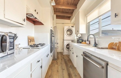 El Porto Apartment | Steps to Beach Manhattan Beach 2 Bedroom Parking