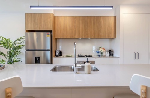 Fullarton Apartment | Steps to City/Chic 2-B2b Oasis with Parking