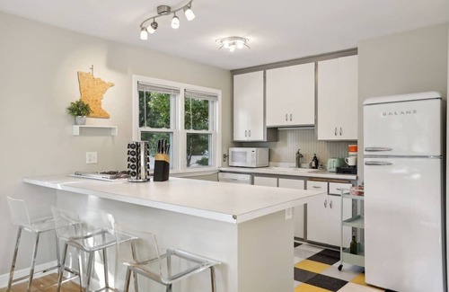 St. Anthony West House | Steps to downtown/close to the River/comfy beds