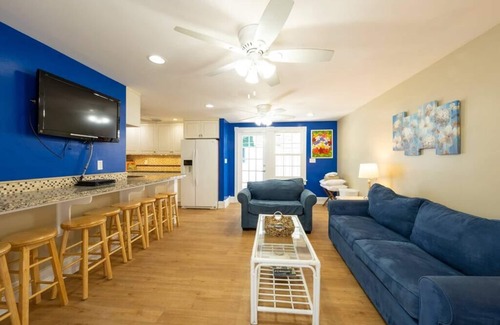 Old Town House | Steps to Duval-Pool-Hot tub- Sleeps 16- BIG groups