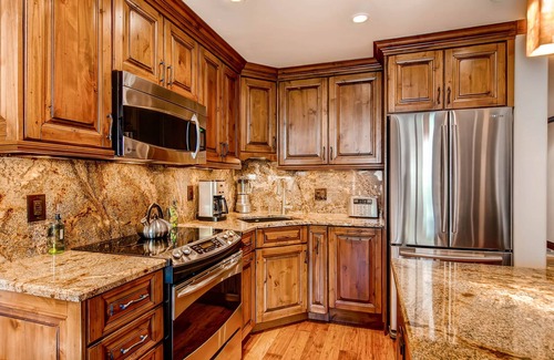 Vail Condo | Steps to gondola! Diamond rated! Lionshead Village! Pool & Hot Tub! Landmark 116