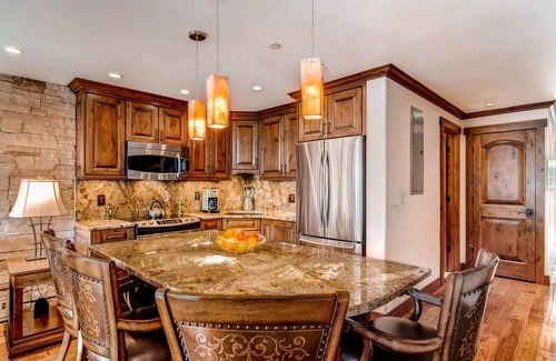 Vail Condo | Steps to gondola! Diamond rated! Lionshead Village! Pool & Hot Tub! Landmark 116