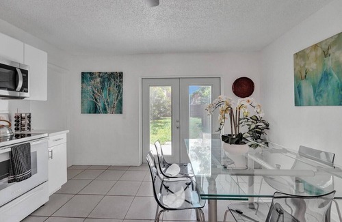 Hollywood Apartment | Steps to Hardrock! Managed by BNR Vacation Rentals