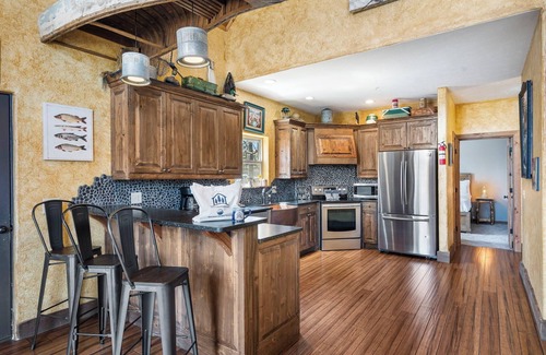 Branson House | Steps to Lake from Lodge! Deck-Fireplace- Private Grill-Games- Free Sdc Tickets & More