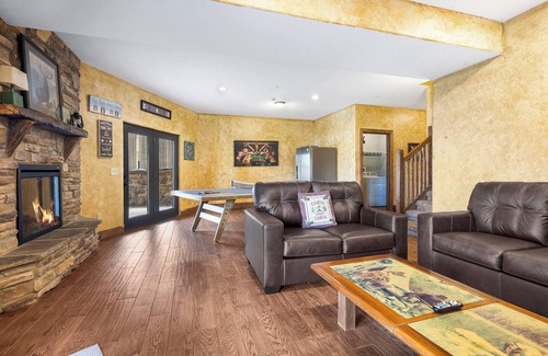 Branson House | Steps to Lake from Lodge! Deck-Fireplace- Private Grill-Games- Free Sdc Tickets & More