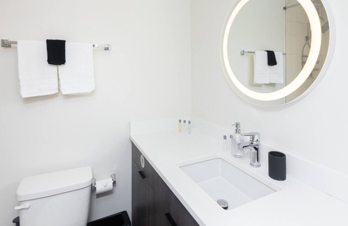 Rush and Division Apartment | Steps to Mich Ave | Chic Suite with City View | Zencity
