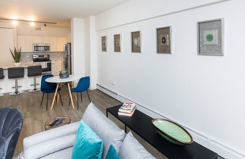 Rush and Division Apartment | Steps to Mich Ave | Chic Suite with City View | Zencity