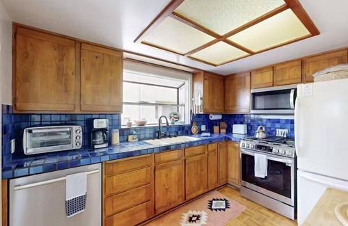 Ventura House | Steps To Sand, Private Hot Tub, Great Reviews