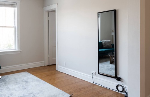 Roscoe Village Apartment | Steps to Shop, Eat, Train | Easy Access | Zencity
