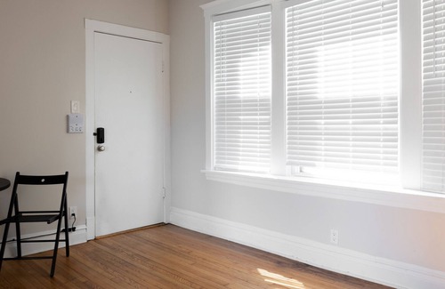 Roscoe Village Apartment | Steps to Shop, Eat, Train | Easy Access | Zencity