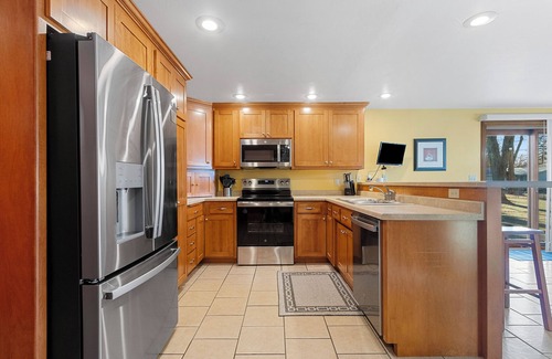 Ashwaubenon House | Steps to Stadium-5 bedroom house in Green Bay walkable to football entertainment