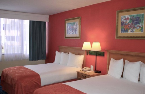 St. Pete Beach Resort | Steps to the Beach! Superb 2 Beach Front Units! Pool, Bar, Parking