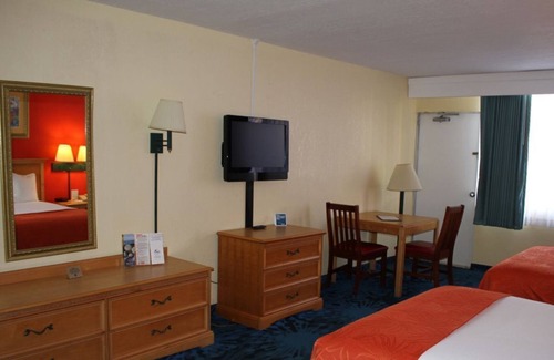 St. Pete Beach Resort | Steps to the Beach! Superb 2 Beach Front Units! Pool, Bar, Parking