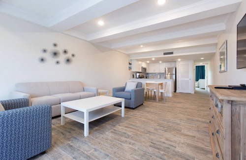 Indian Shores Hotel | Steps to the Beach! Shopping, Pool, Water Parks, Near Suncoast Seabird Sanctuary