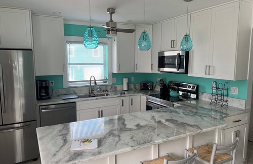 Englewood House | STEPS TO BEACH & STEPS TO BAY & WATCH DOLPHINS! 3 MIN WALK TO RESTAURANTS
