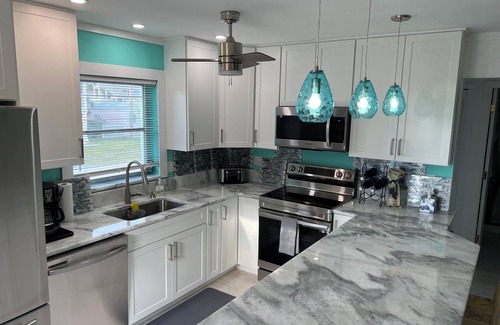 Englewood House | STEPS TO BEACH & STEPS TO BAY & WATCH DOLPHINS! 3 MIN WALK TO RESTAURANTS