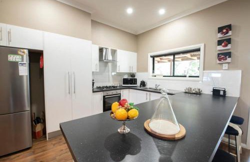 Dubbo House | Sterling House Spacious Deck BBQ Pet Friendly