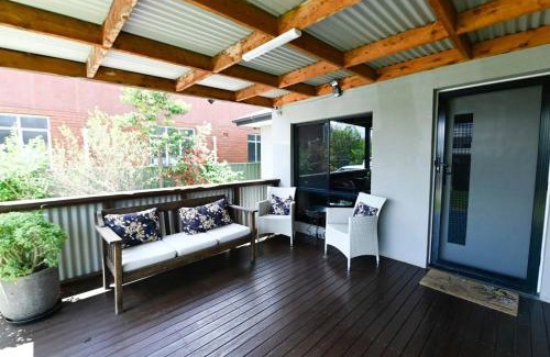 Dubbo House | Sterling House Spacious Deck BBQ Pet Friendly
