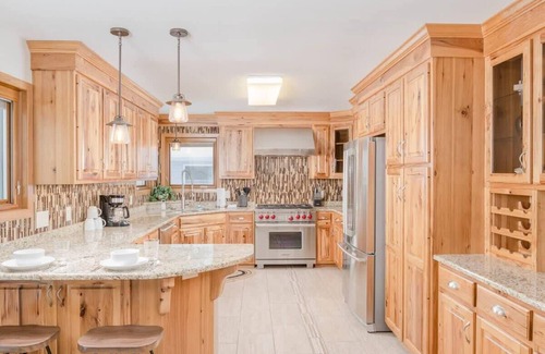 Whiting House | Stevens Point Escape - HUGE 5 bedroom Home