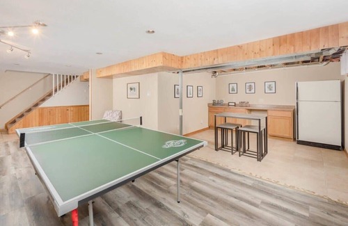 Whiting House | Stevens Point Escape - HUGE 5 bedroom Home