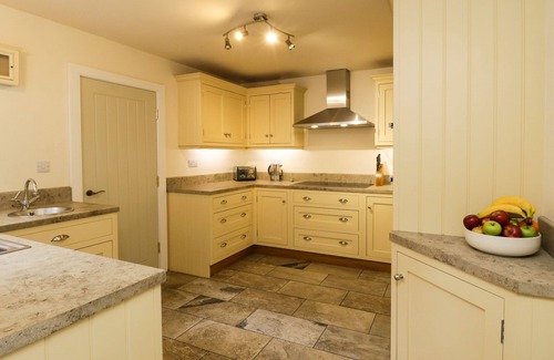 West Cliff House | STEWART HOUSE, pet friendly, character holiday cottage in Whitby