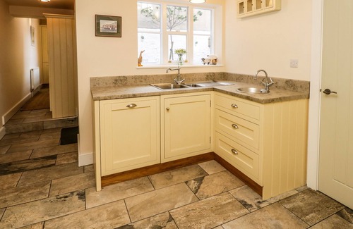 West Cliff House | STEWART HOUSE, pet friendly, character holiday cottage in Whitby