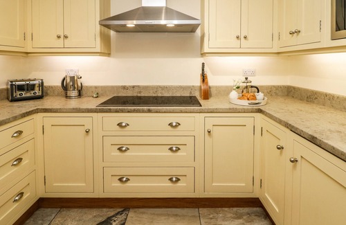 West Cliff House | STEWART HOUSE, pet friendly, character holiday cottage in Whitby