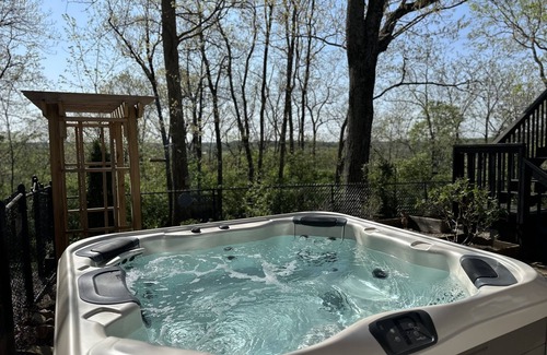 Bardstown House | Still Hill Bourbon Trail Home on 5 acres with a hot tub and fire pit