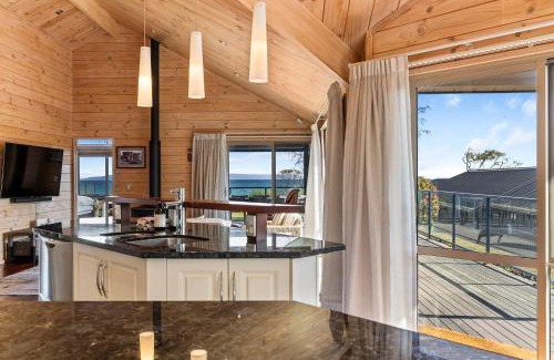 Waitahanui House | Still Water Retreat - beautiful lake front location and living