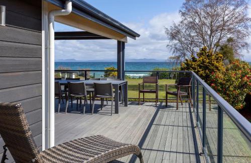 Waitahanui House | Still Water Retreat - beautiful lake front location and living