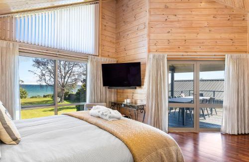 Waitahanui House | Still Water Retreat - beautiful lake front location and living