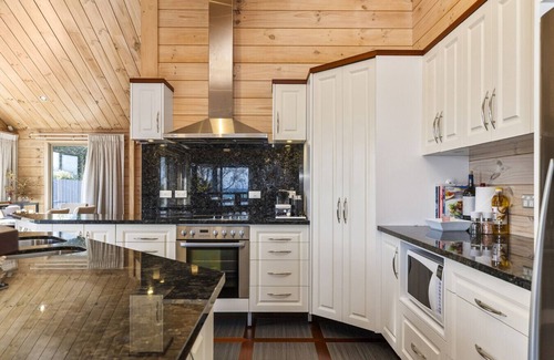 Waitahanui House | Still Water Retreat - idyllic and tranquil location on lake edge