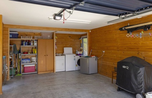 Waitahanui House | Still Water Retreat - idyllic and tranquil location on lake edge