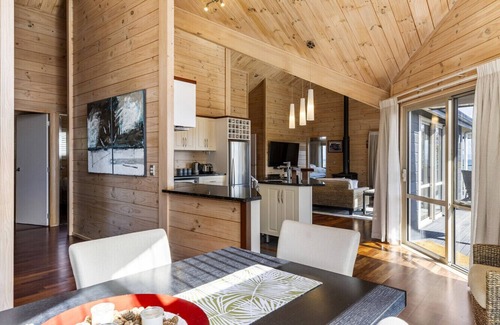 Waitahanui House | Still Water Retreat - idyllic and tranquil location on lake edge