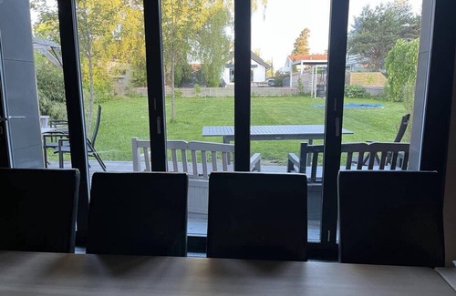 Nordstrand House | Stilrent, Arkitekttegnet hus med 5 Soverom og Stor, Deilig Hage for 8-10 Pers