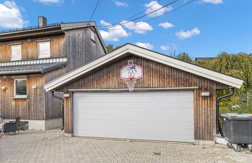 Nordstrand House | Stilrent, Arkitekttegnet hus med 5 Soverom og Stor, Deilig Hage for 8-10 Pers