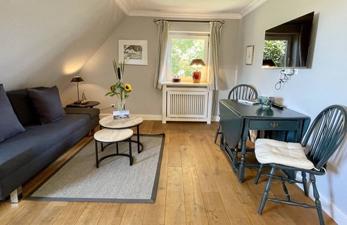 Kleinmorsum Apartment | Stilvoll Eingerichtete 60 qm Große Wohnung im Ersten OG mit Schlafcouch