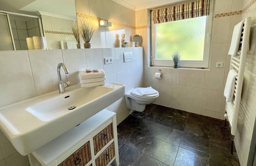 Kleinmorsum Apartment | Stilvoll Eingerichtete 60 qm Große Wohnung im Ersten OG mit Schlafcouch