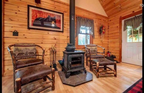Ellsworth Cabin | Stinson Lake Charming & Spacious Log Cabin