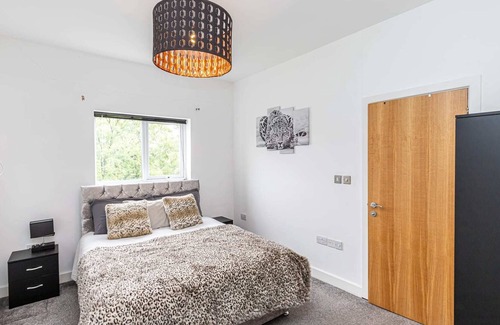 Warrington Apartment | Stockton Heights - 2 Bedroom, Top Floor Apartment. Centrally located in Warringt