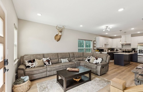 Fort Worth House | Stockyard Summit - Stylish New Home 2 Min to Fort Worth Stockyards. Sleeps 8!