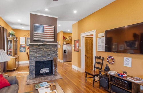 Fort Worth House | Stockyards-3/4 mile away!-Sleeps 8-Americana House, TCU close by